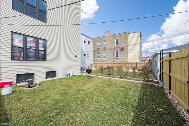 Foto del edificio - 3223 N Hamlin Ave