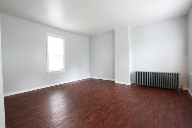 Building Photo - 539 Baldwin St