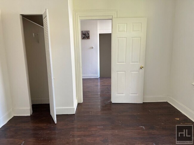 Foto del edificio - 3BR 1BA Sunny Corner Duplex w/ private yard