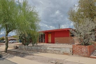 Building Photo - 618 N Medford Dr