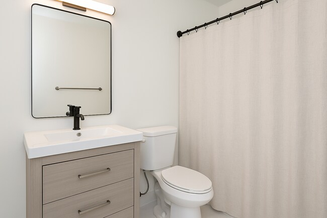 Baño completo - 5405 Connecticut Ave NW