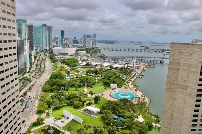 Foto del edificio - 325 S Biscayne Blvd
