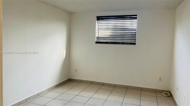 Building Photo - 606 W 81st St
