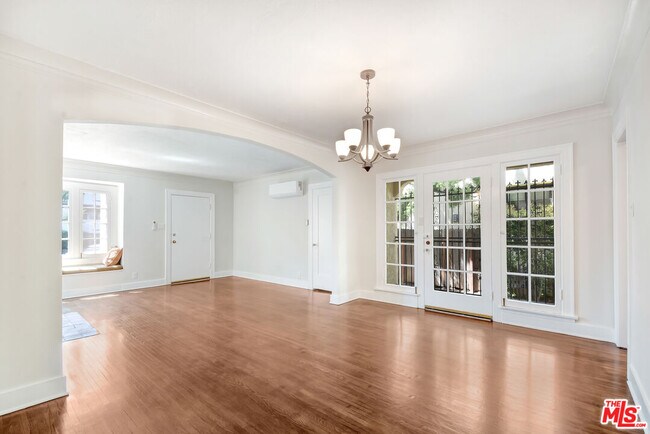 Foto del edificio - 942 N Croft Ave