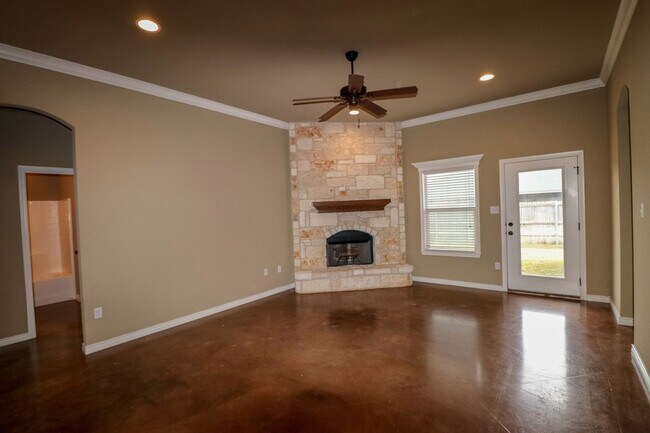 Building Photo - 3 Bedroom home in Surrey Ridge.