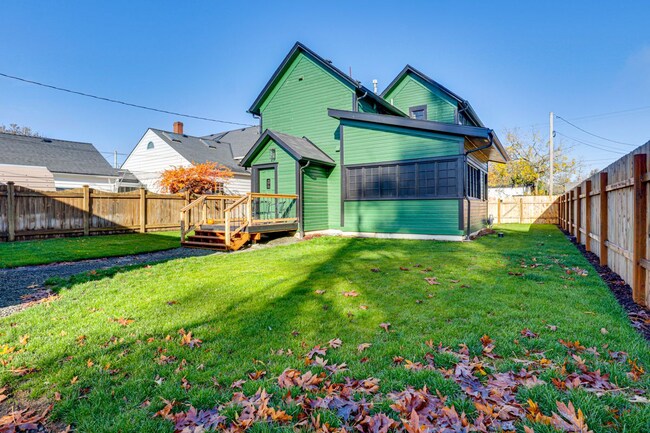 Building Photo - 275 Monmouth St