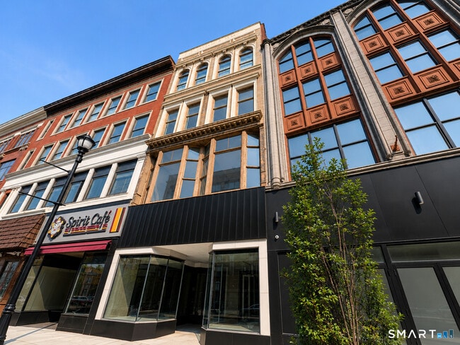 Building Photo - 105 Bank St