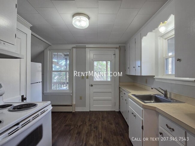 Building Photo - 64 Elm St