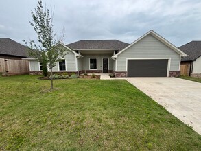 Building Photo - 3021 Holw Crst Ln
