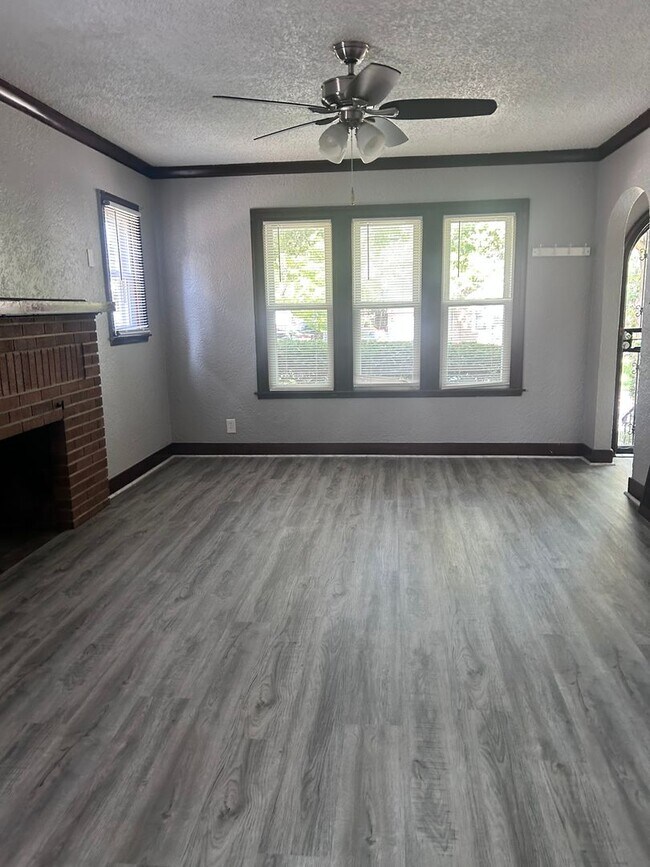 Building Photo - For Rent – 2 Bedroom | 1 Bathroom Aurora, IL 60505