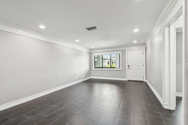 Building Photo - 2942 W Bay Dr