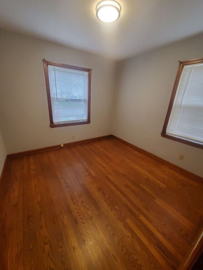 Building Photo - 2 Bedroom Single Family