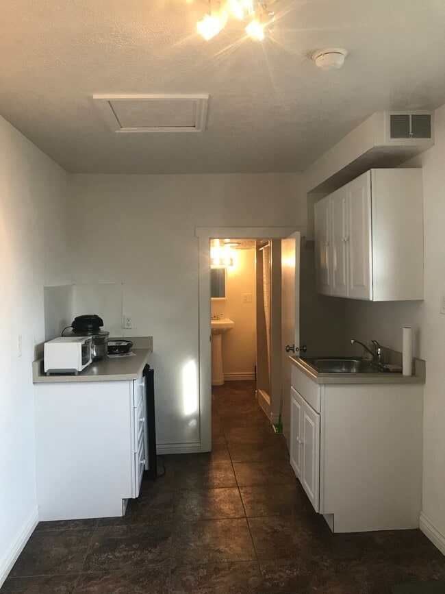 Building Photo - 2885 Van Buren Ave