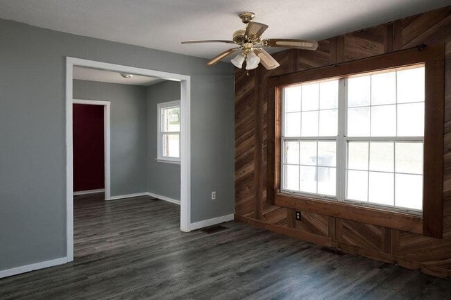 Building Photo - 225 Lexington Rd