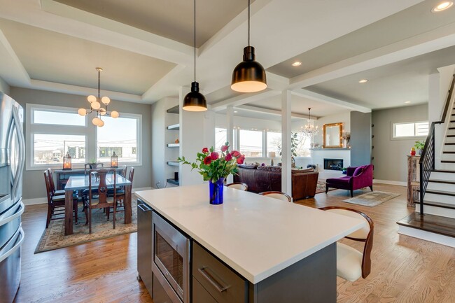 Building Photo - 4 Bedroom/3.5 Bath home overlooking the ci...