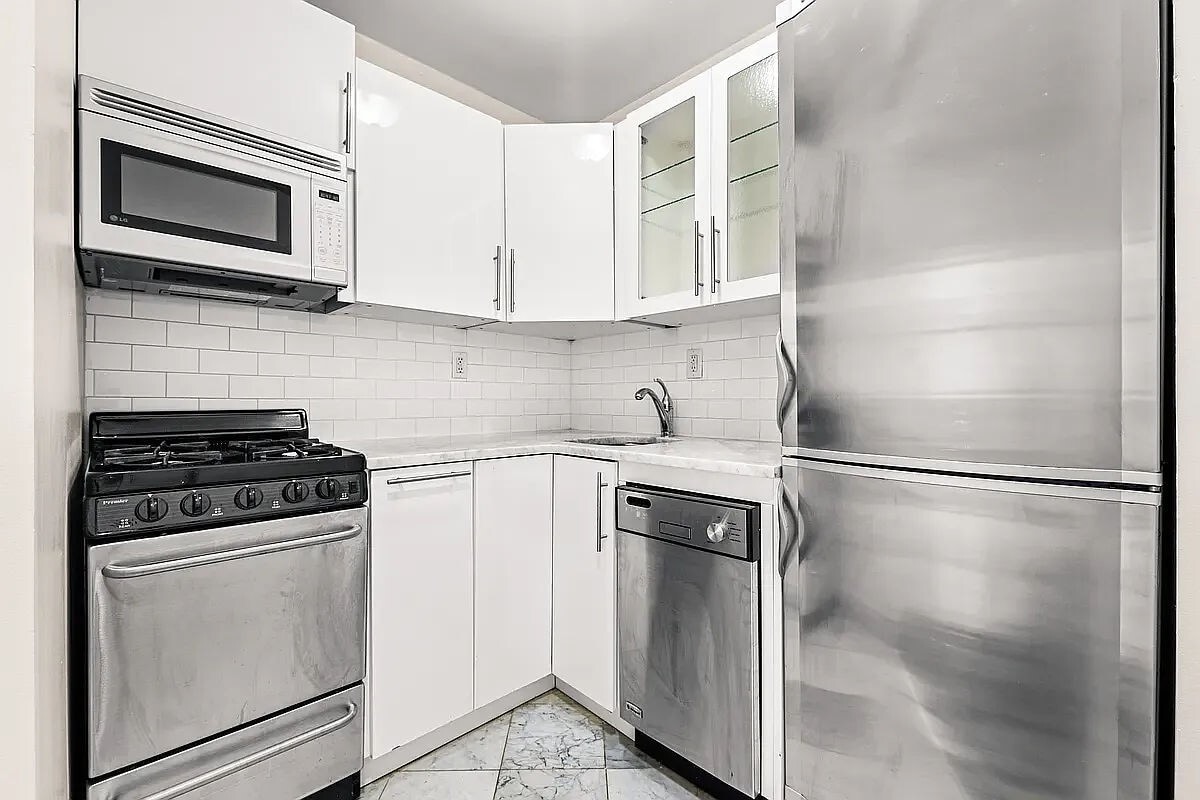 Building Photo - 322 W 14th St