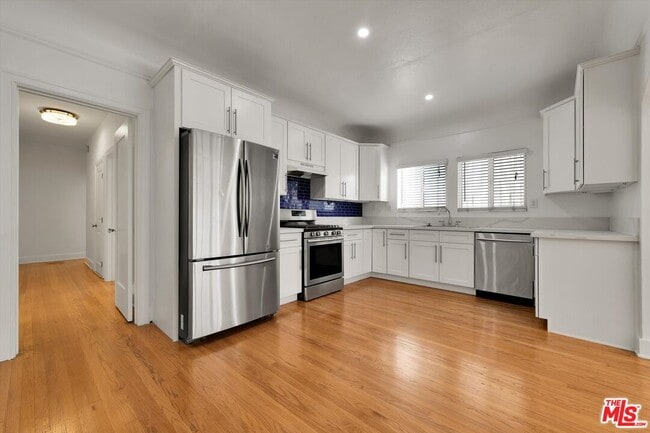Foto del edificio - 858 1/2 S Gramercy Pl