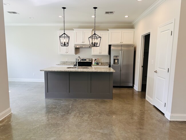 Building Photo - 311 Yellow Pine Dr
