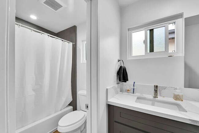 Foto del edificio - 1240 W 29th St