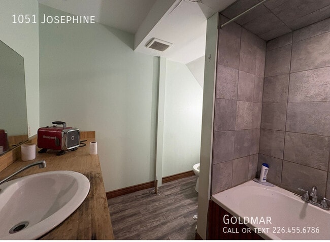 Building Photo - All inclusive room rental perfect for students and working professionals