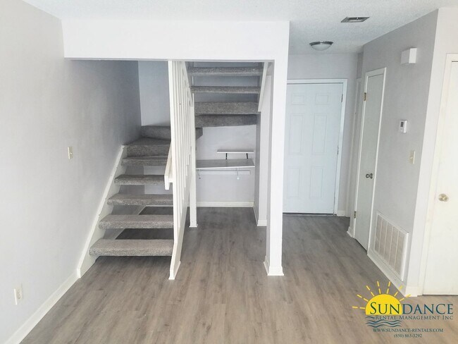 Building Photo - Great 2 Bedroom Townhouse in the Heart of ...