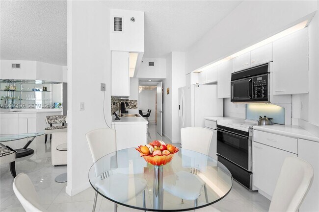 Foto del edificio - 16485 Collins Ave