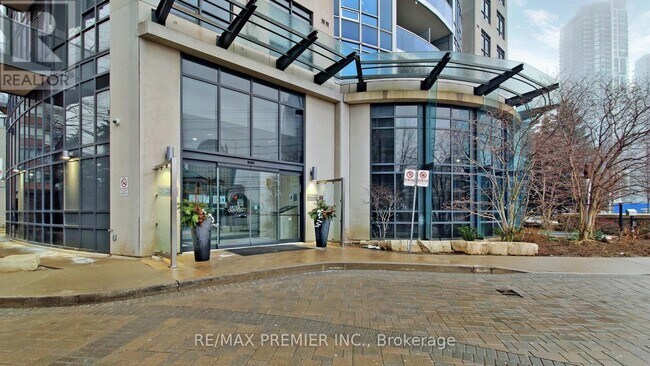Building Photo - 330-2330 Burnhamthorpe Rd W