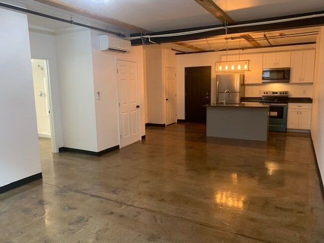 Building Photo - 548 Roosevelt Ave