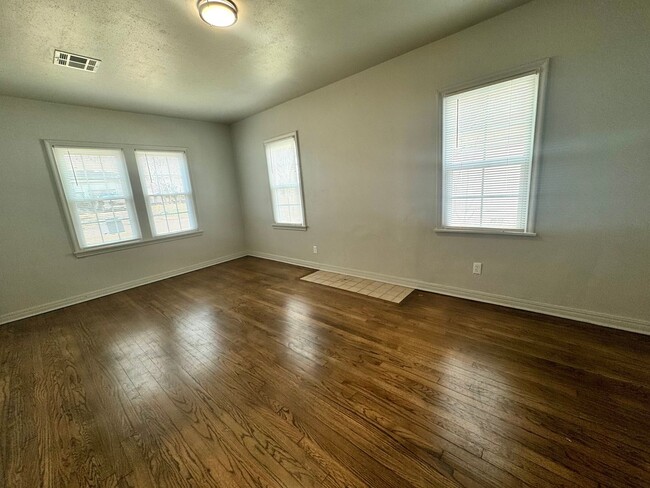Building Photo - Adorable two-bedroom One-bathroom house located in the Kendall-Whittier neighborhood!