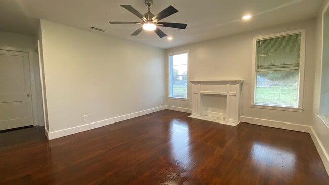 Building Photo - Farmhouse