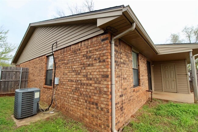 Building Photo - 910 Aspen Ct