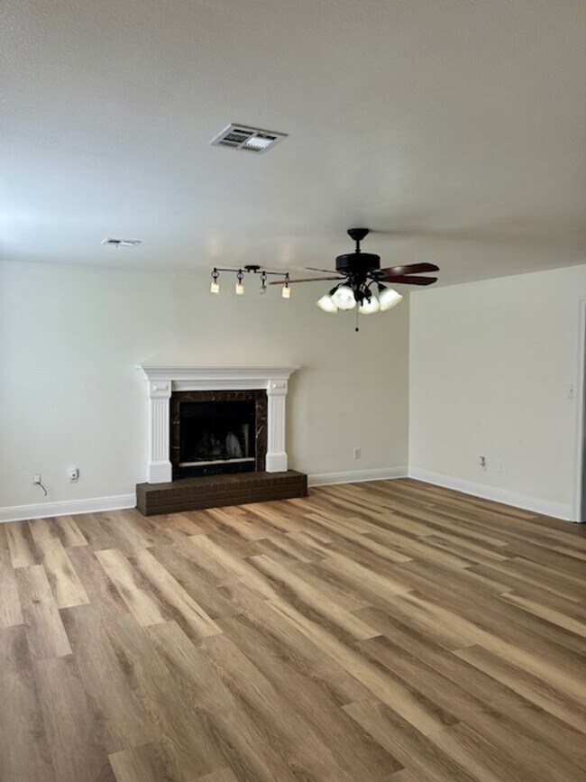 Foto del edificio - House 3 Bedroom,2 Bath On Lake Ramsey Rd