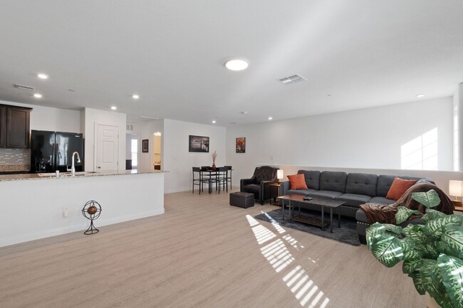 Building Photo - FULLY FURNISHED 3 Bedroom Townhome Near th...