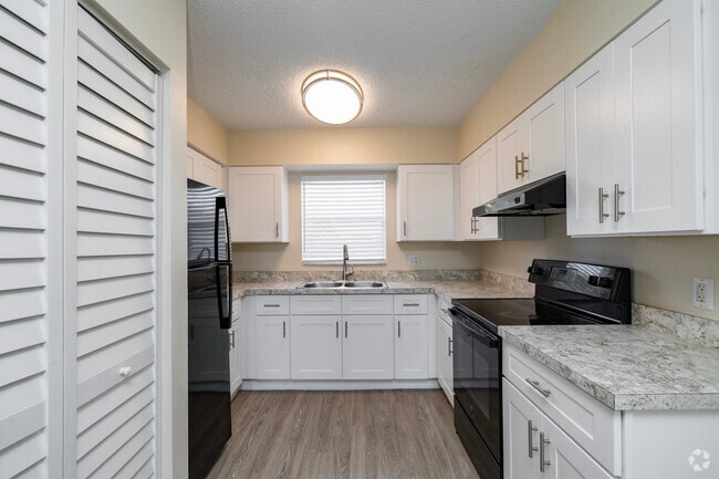 2BR, 2BA - 1,055SF - Kitchen - White Lake Apartments