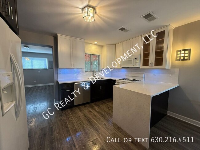 Building Photo - ***RECENTLY RENOVATED / 3 BDRM - 2 BTH / D...