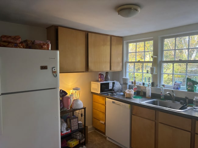 Building Photo - 208 Carr St