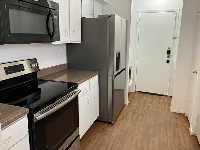 Foto del edificio - 8050 Sands Point Dr