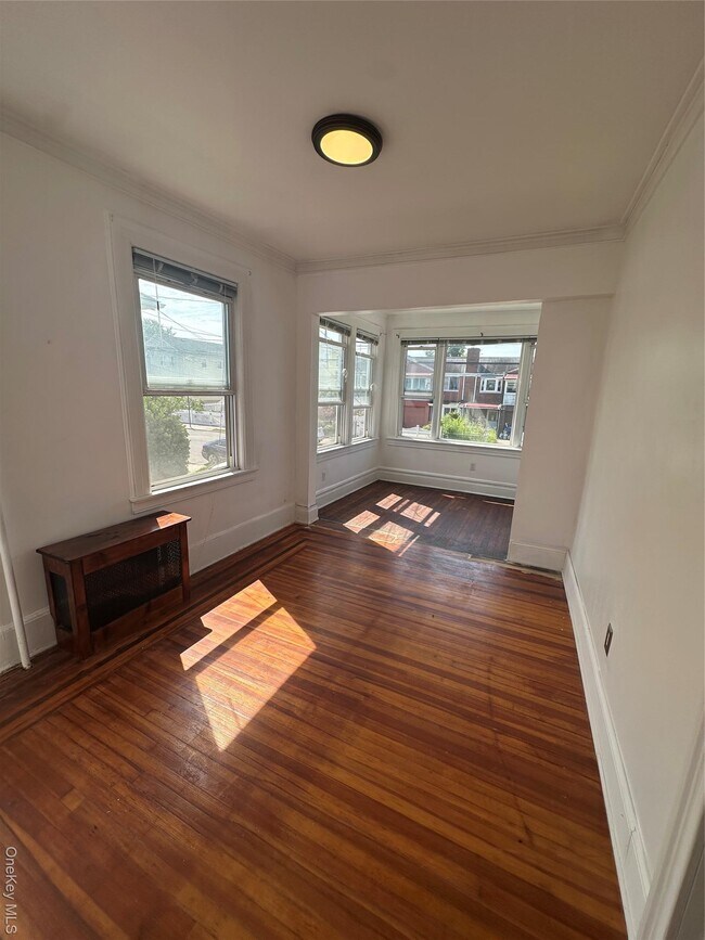 Foto del edificio - 69-29 Thursby Ave
