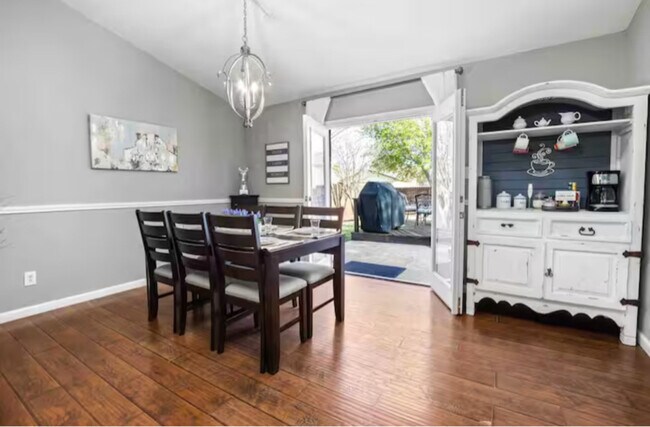 Foto del edificio - 1310 Thoreau Ln