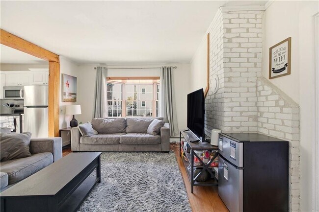 Building Photo - 13 Holland St