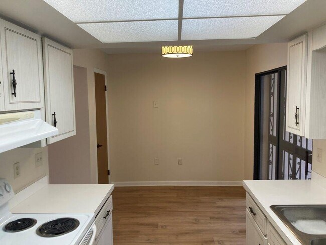 Foto del edificio - 3 Bedroom 2 Bathroom Condo at Palomar Plac...