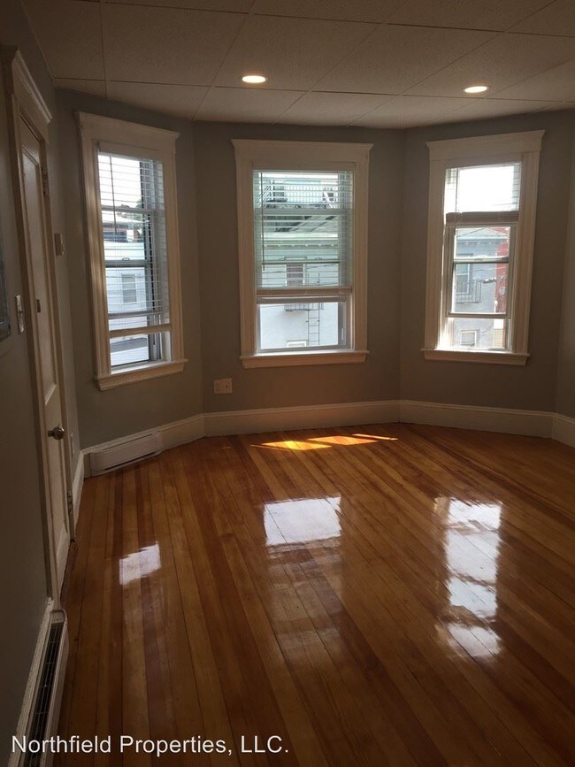 Building Photo - 2 Littles Ln