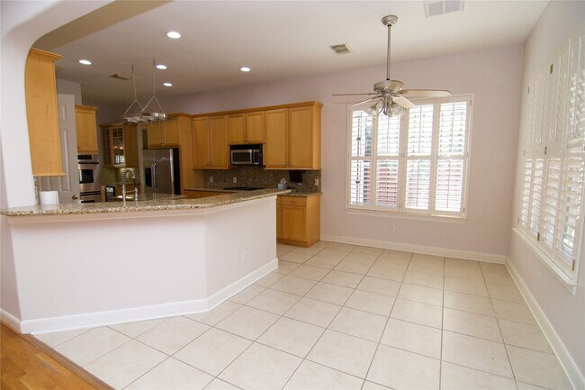 Foto del edificio - 3015 Bonnebridge Way Blvd