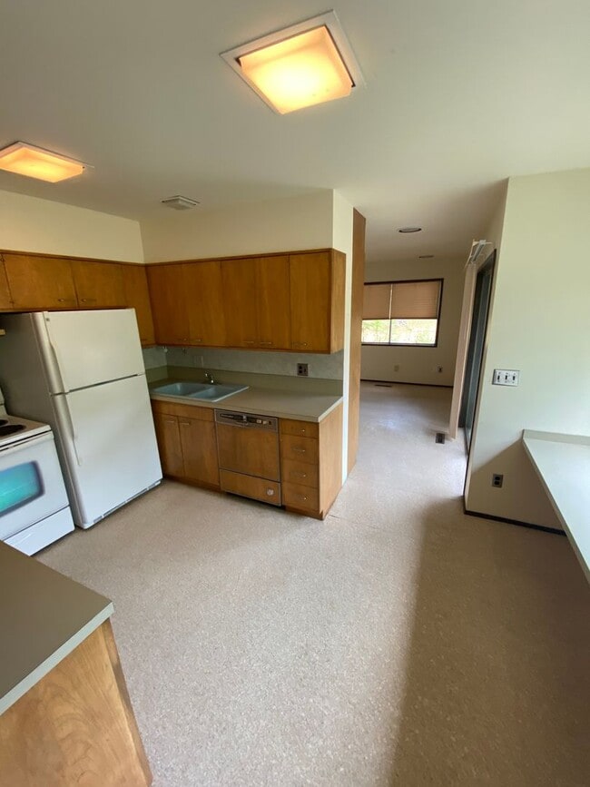 Building Photo - Country Living within one mile to town