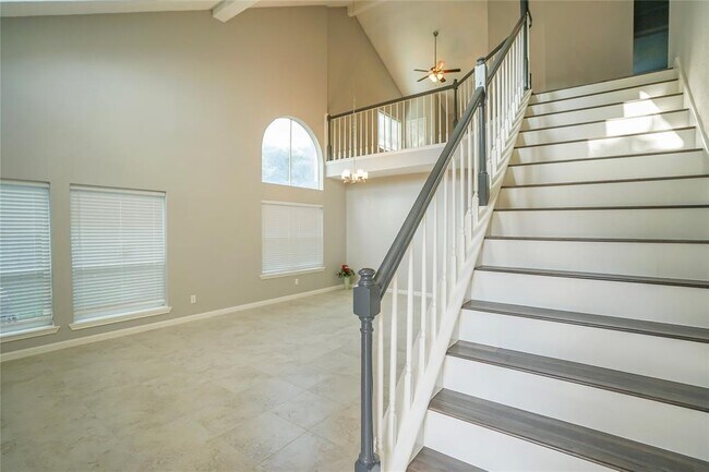 Foto del edificio - 13530 Avonshire Dr