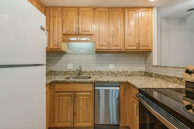 Building Photo - 310 Lathrop Ave