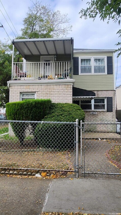 Foto principal - 14-23 Gipson St