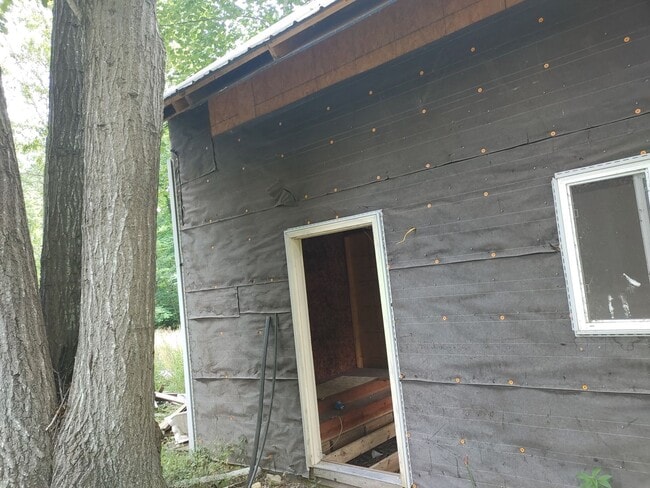 Building Photo - BISMARCK - Cabin, Great for a Handyman - $...