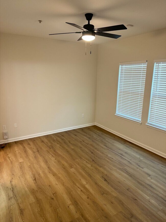 Foto del edificio - Barrington Park Condos! Renovated Ground F...