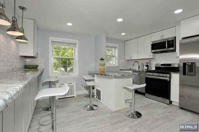 Primary Photo - 100 Huguenot Ave
